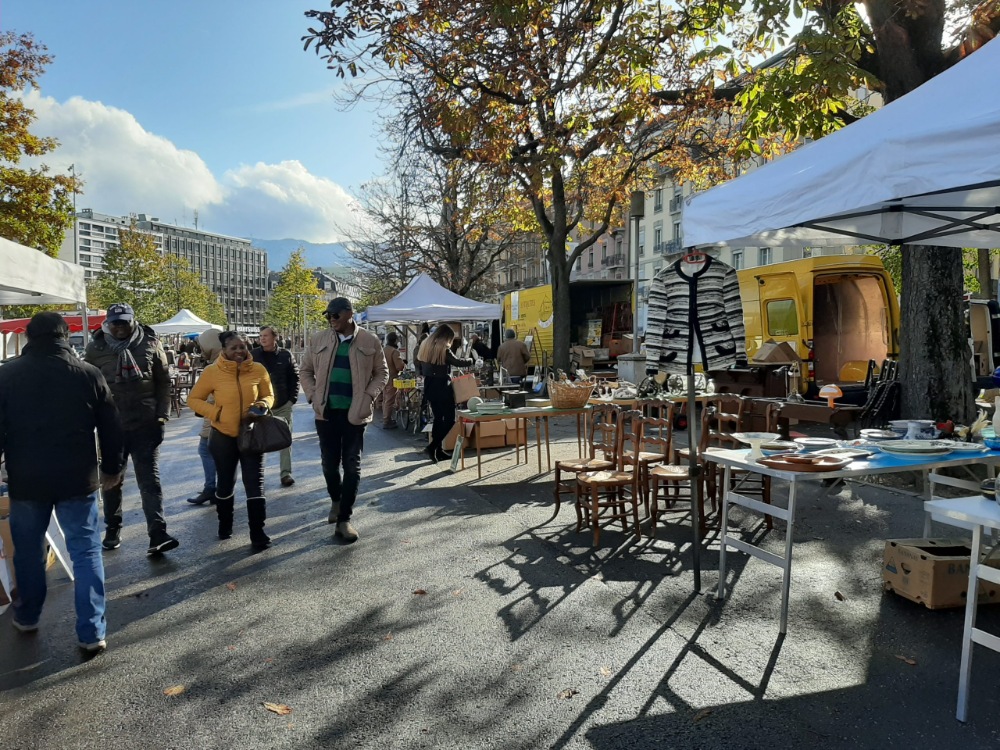 Chợ Plainpalais nhộn nhịp với các gian hàng