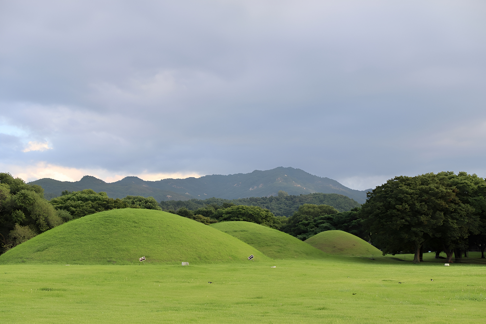 Khu lăng mộ Daereungwon chứa 23 ngôi mộ của vua, quý tộc vương triều Silla