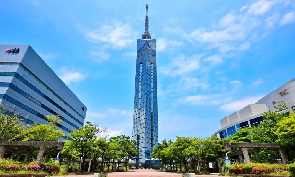 Th&aacute;p Fukuoka với thiết kế phủ k&iacute;nh 360 độ l&agrave; điểm ngắm to&agrave;n cảnh th&agrave;nh phố kh&ocirc;ng n&ecirc;n bỏ qua