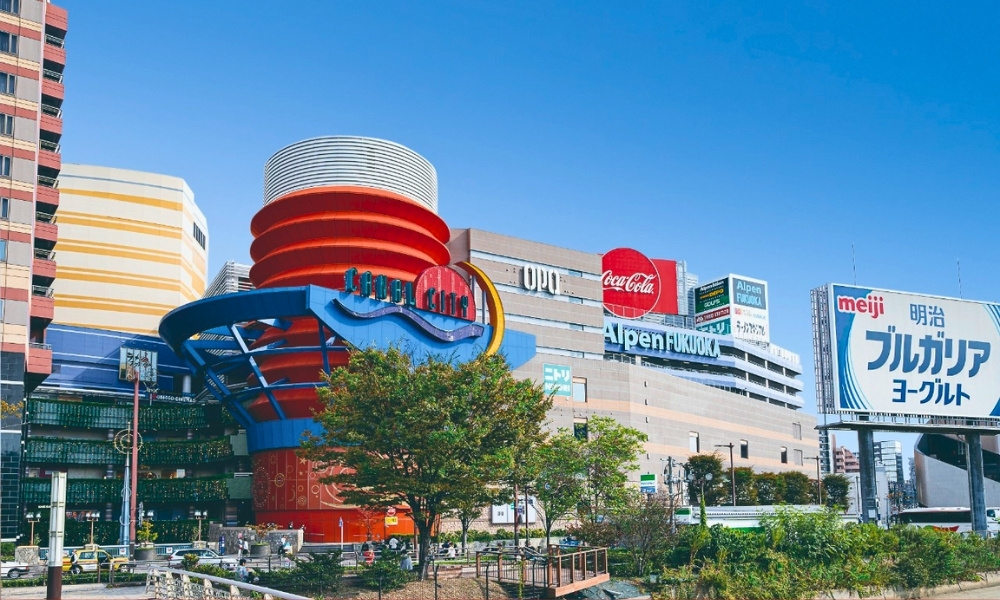 To&agrave;n cảnh mặt ngo&agrave;i Canal City Hakata với kiến tr&uacute;c hiện đại, nổi bật ngay giữa trung t&acirc;m th&agrave;nh phố