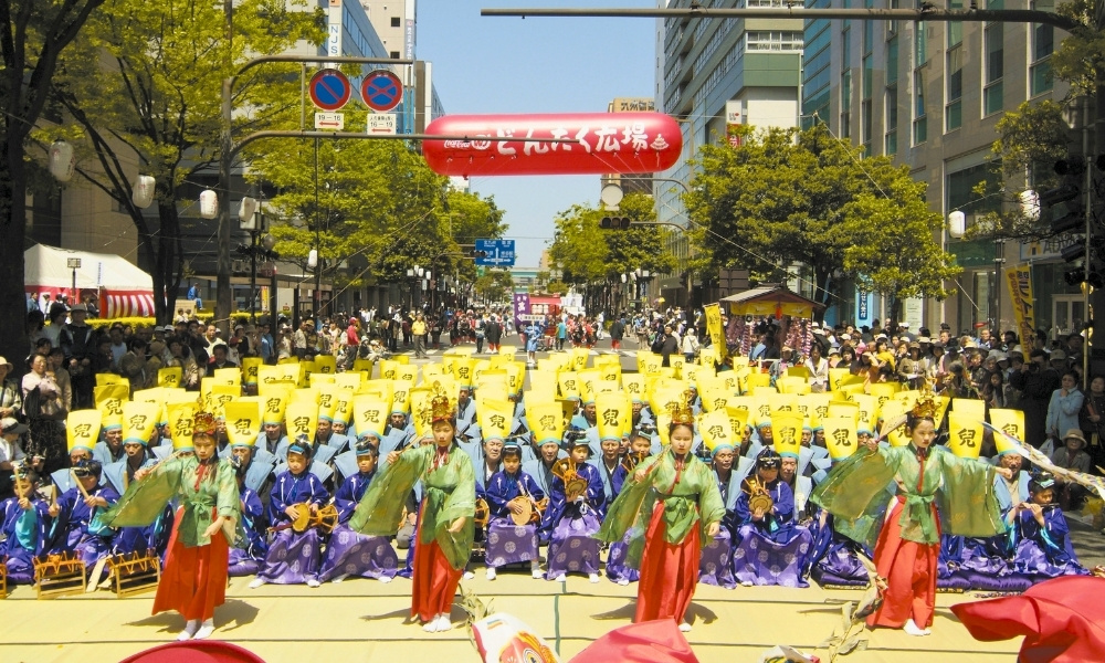 M&agrave;n diễu h&agrave;nh với h&agrave;ng trăm người tham gia tại lễ hội Hakata Dontaku&nbsp;