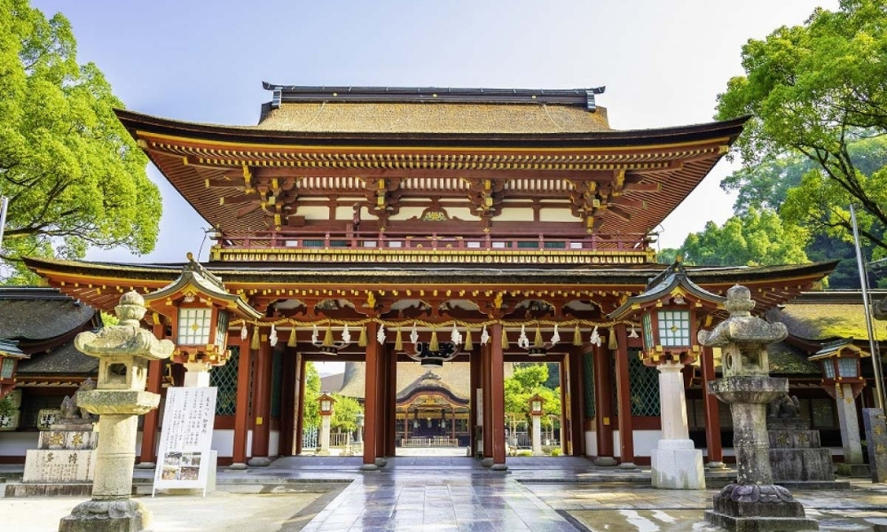 Cổng đền Kushida Jinja uy nghi&ecirc;m ch&agrave;o đ&oacute;n F168 và liên minh okvip lễ ký kết hợp tác chiến lược đến với kh&ocirc;ng gian linh thi&ecirc;ng