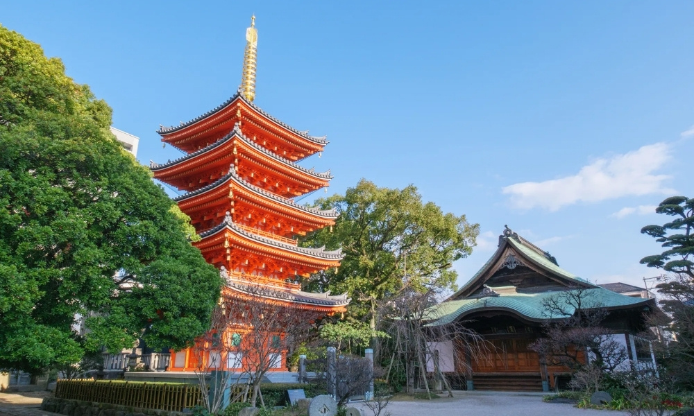 Th&aacute;p năm tầng cao 25.9 m&eacute;t với kiến tr&uacute;c sơn son nổi bật