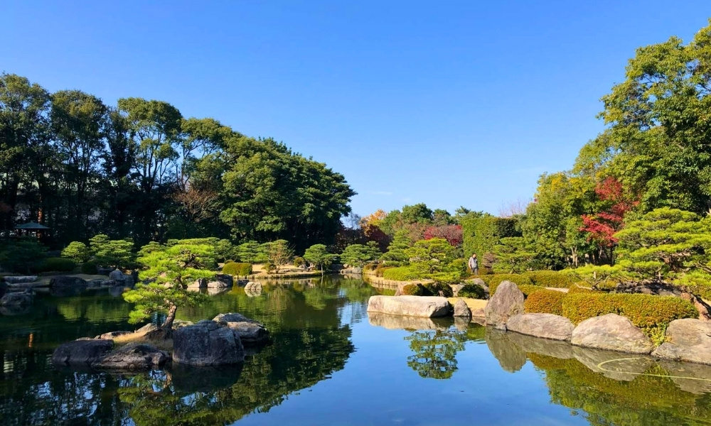 Khu&ocirc;n vi&ecirc;n F168nhacai đón tết bính ngọ 2026 xanh m&aacute;t của C&ocirc;ng vi&ecirc;n Ohori với hồ nước rộng lớn