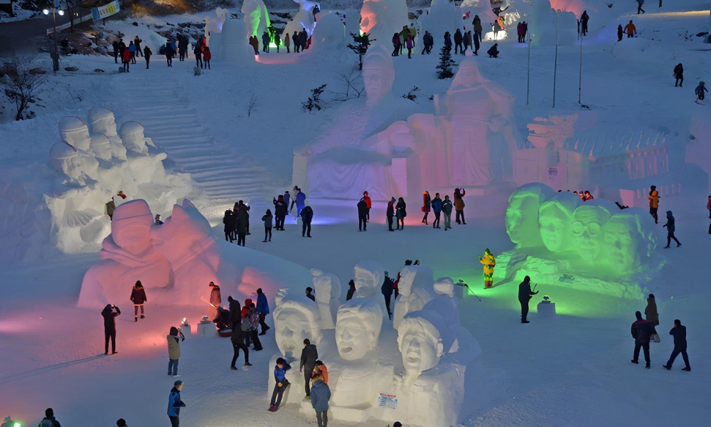 Khu trưng b&agrave;y tượng tuyết khổng lồ rất được F168 và liên minh okvip lễ ký kết hợp tác chiến lược y&ecirc;u th&iacute;ch