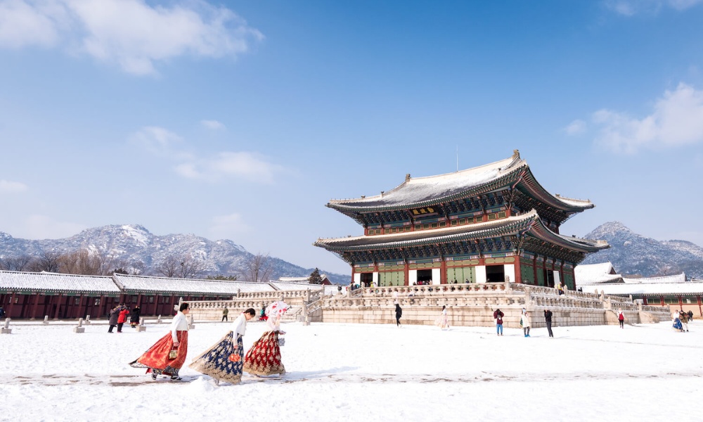Cung điện Gyeongbokgung m&ugrave;a đ&ocirc;ng trắng x&oacute;a, đậm chất cổ k&iacute;nh
