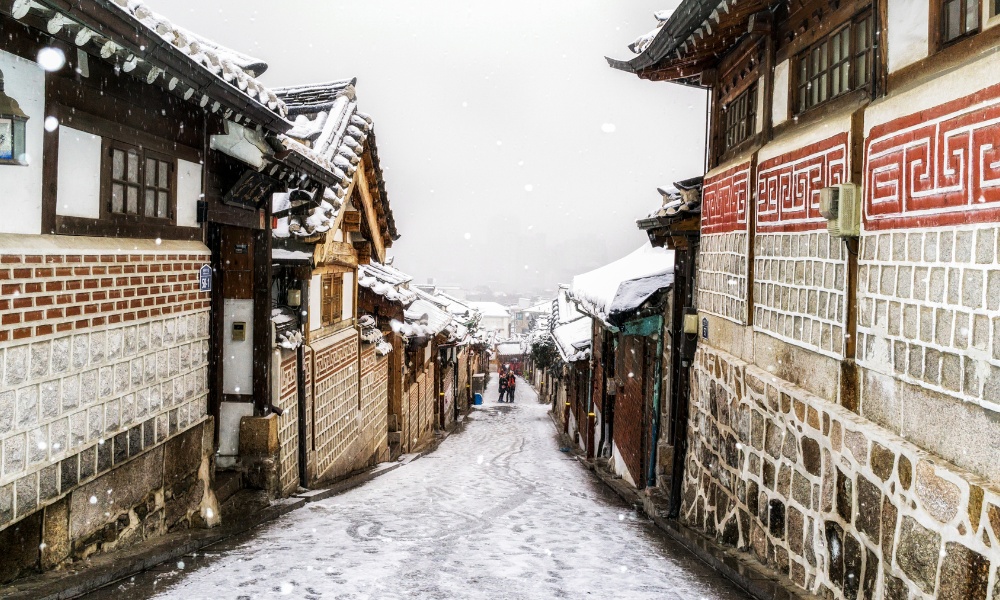 Lối hẻm nhỏ tại Bukchon y&ecirc;m b&igrave;nh trong một s&aacute;ng tuyết rơi
