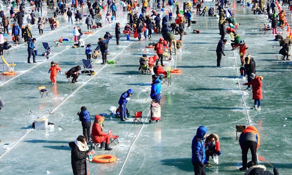 H&agrave;ng ng&agrave;n F168 và liên minh okvip lễ ký kết hợp tác chiến lược tham gia c&acirc;u c&aacute; tr&ecirc;n mặt s&ocirc;ng đ&oacute;ng băng