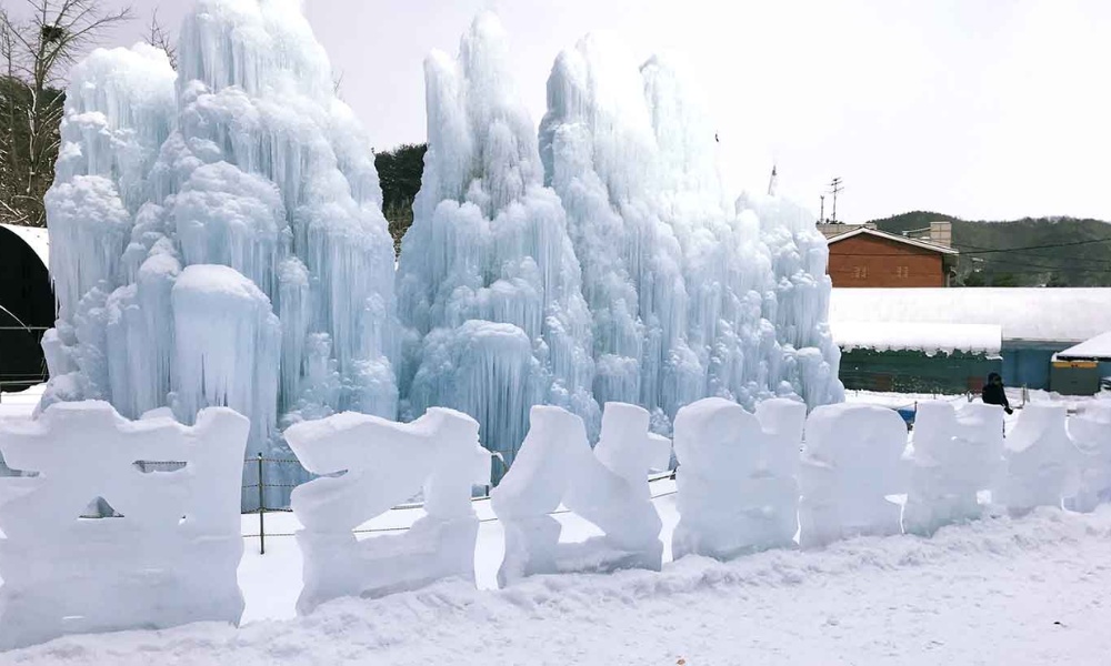 Những cột băng khổng lồ trở th&agrave;nh điểm nhấn ấn tượng của lễ hội