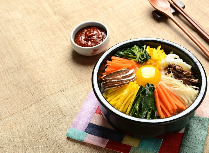 Cơm trắng, rau củ, thịt bò, trứng và sốt gochujang hòa quyện, tạo nên hương vị hấp dẫn.