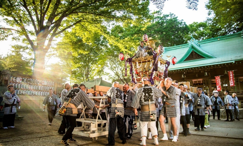 Người d&acirc;n rước kiệu mikoshi trong lễ hội Shimodate Gion