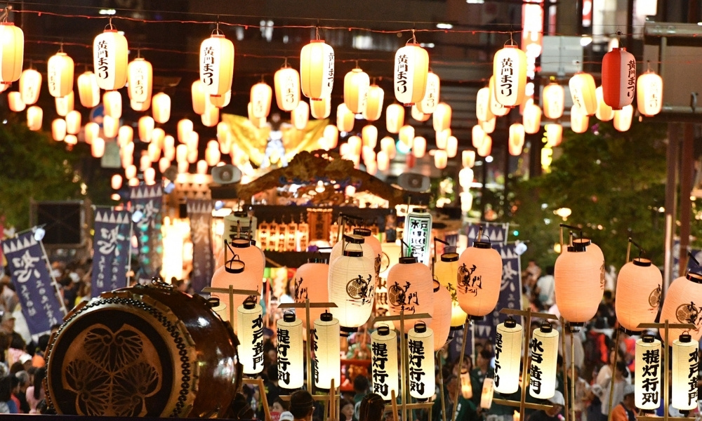 Kh&ocirc;ng gian của lễ hội Komon Mito được thắp s&aacute;ng bằng đ&egrave;n l&ocirc;ng tại Ibaraki.