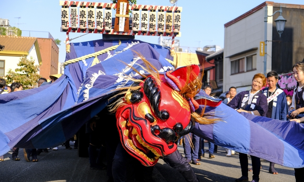 M&agrave;n m&uacute;a sư tử Shishimai đặc sắc tại lễ hội Ishioka mang đến kh&ocirc;ng kh&iacute; n&aacute;o nhiệt v&agrave; cầu may mắn.