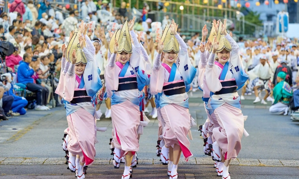 &nbsp;C&aacute;c vũ c&ocirc;ng duy&ecirc;n d&aacute;ng trong điệu m&uacute;a truyền thống lễ hội Awa Odori
