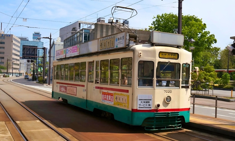 T&agrave;u điện cổ kiểu retro hoạt động trong tại Ibaraki vẫn giữ được n&eacute;t ho&agrave;i cổ của thập ni&ecirc;n 2000