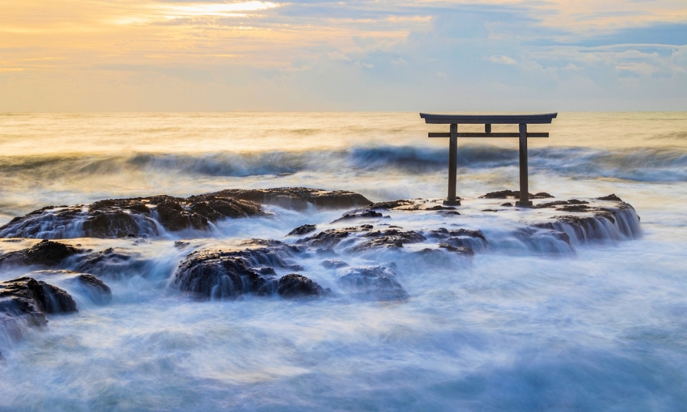 Cổng Kamiiso-no-Torii nằm tr&ecirc;n v&aacute;ch đ&aacute; gập ghềnh khiến ai nấy cũng phải trầm trồ