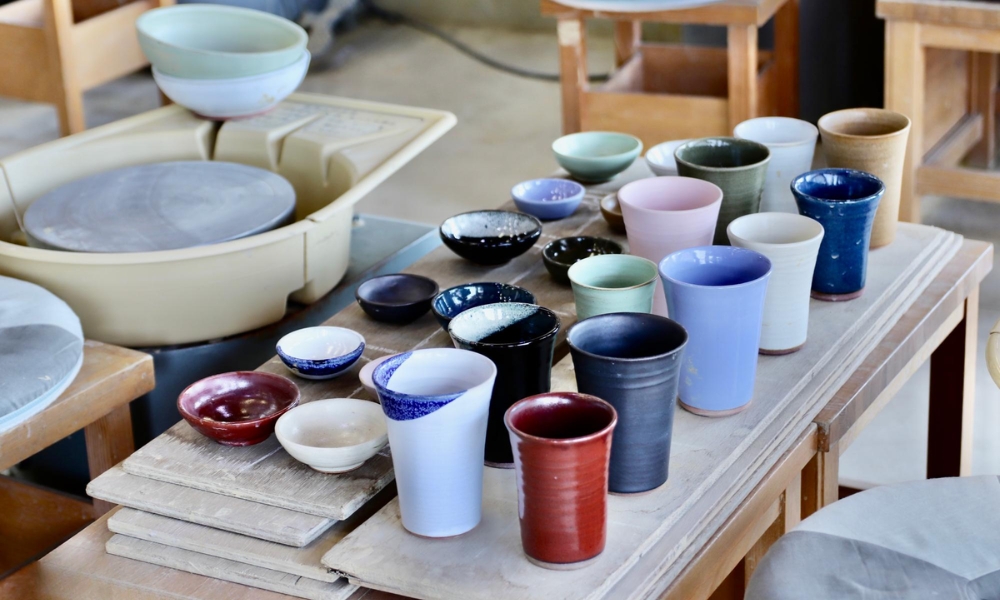 Du kh&aacute;ch c&oacute; thể tham gia nặn những đồ vật nhỏ xinh như cốc, ch&eacute;n,...