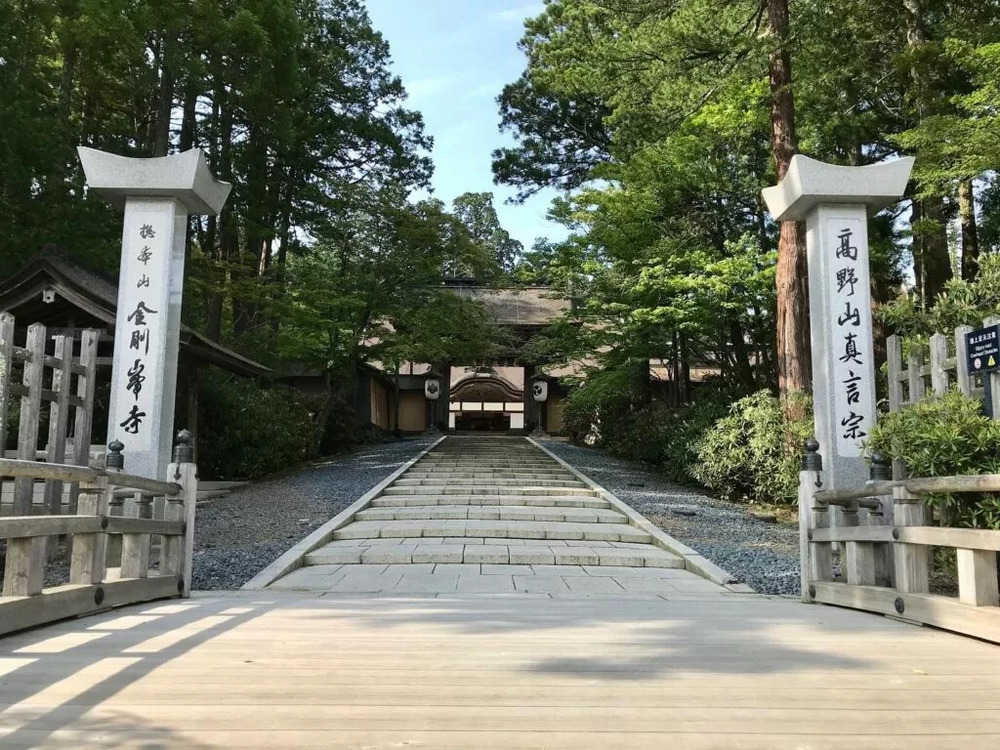 Núi Koya – trung tâm Phật giáo Shingon linh thiêng, ẩn mình giữa rừng núi thanh tịnh của Wakayama.