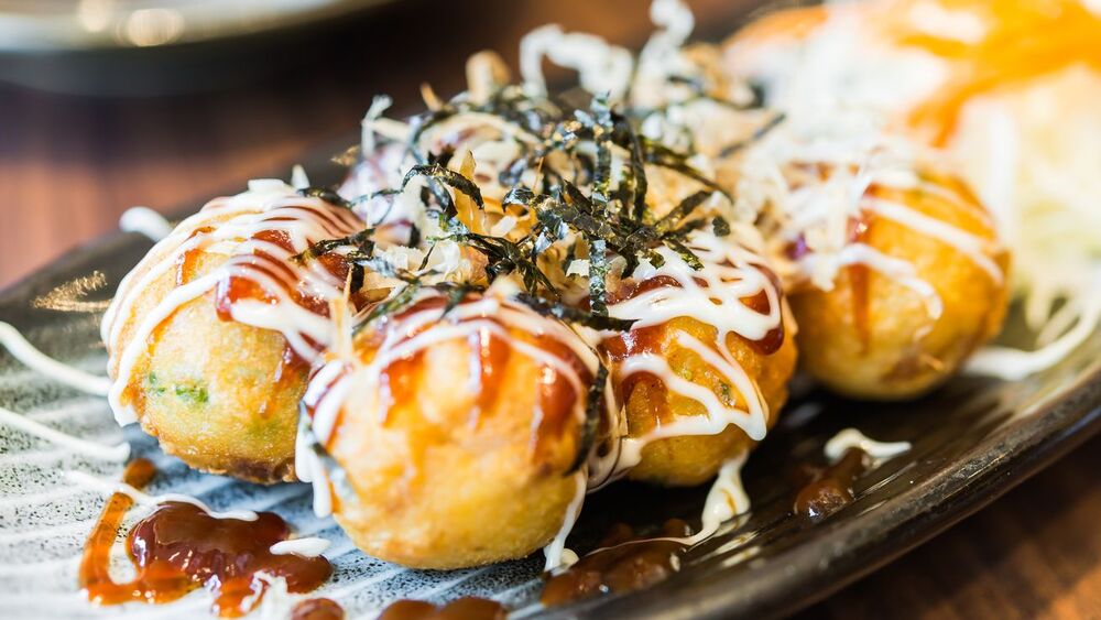 Những viên Takoyaki vàng ruộm được phủ sốt takoyaki, mayonnaise hấp dẫn.