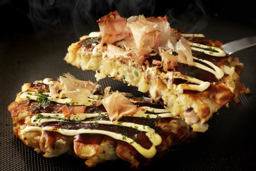 Okonomiyaki vàng ruộm, đầy ắp nhân và được rưới sốt đậm đà