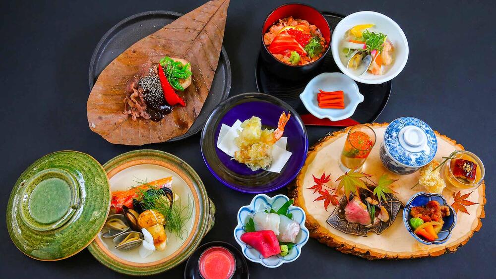 Mâm Kaiseki thanh nhã với từng món ăn trình bày tinh tế, đậm chất truyền thống Kyoto.