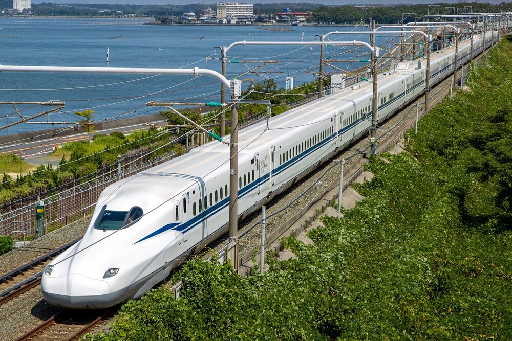 Tàu Shinkansen tại ga Kyoto – phương tiện di chuyển nhanh và phổ biến ở Kansai