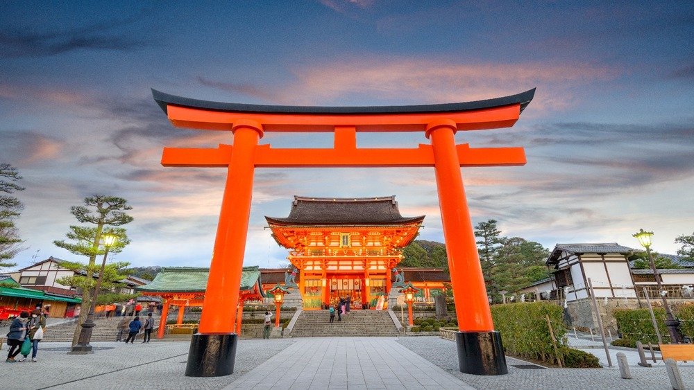 Con đường Senbon Torii rực rỡ dẫn lên đỉnh núi Inari.