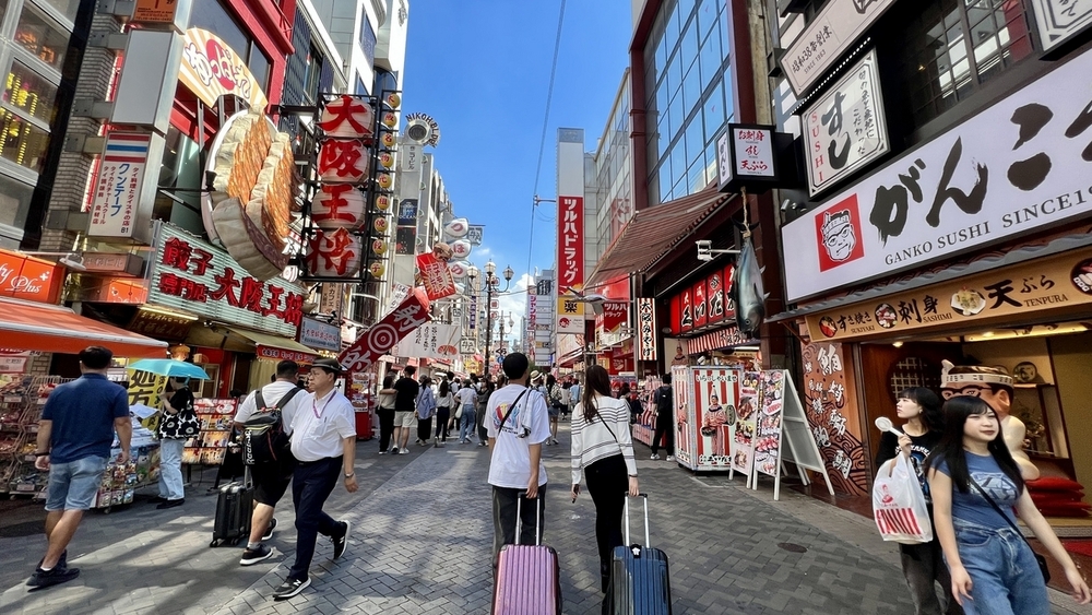 Khu phố Dotonbori sôi động với biển hiệu khổng lồ và nhịp sống nhộn nhịp giữa lòng Osaka.