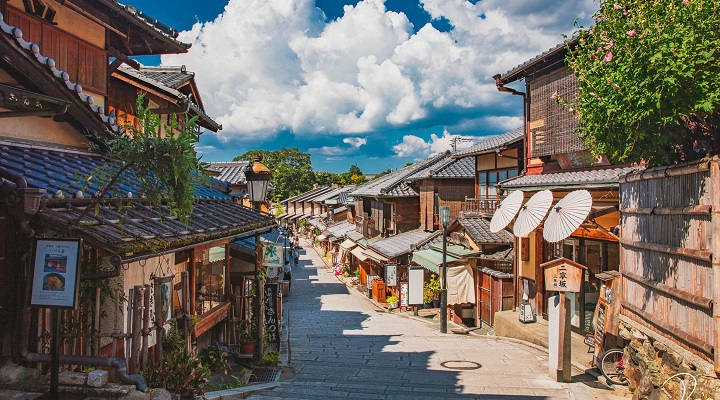 Con phố cổ Gion với con đường lát đá và những ngôi nhà gỗ truyền thống