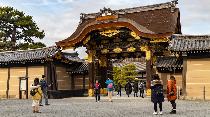 Cổng Karamon tráng lệ tại lâu đài Nijo Kyoto