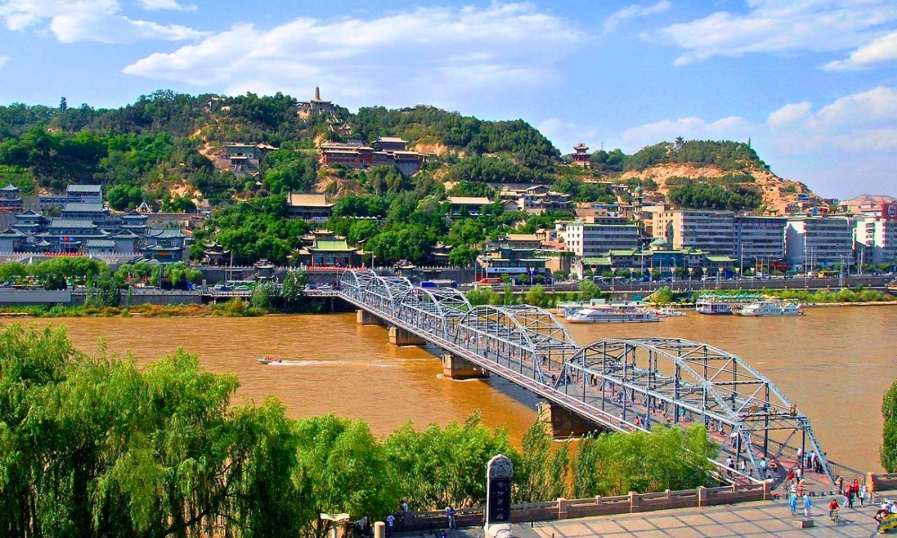 Cầu Trung Sơn bắc qua d&ograve;ng s&ocirc;ng Ho&agrave;ng H&agrave; l&agrave; biểu tượng kết nối v&agrave; ph&aacute;t triển của th&agrave;nh phố Lan Ch&acirc;u