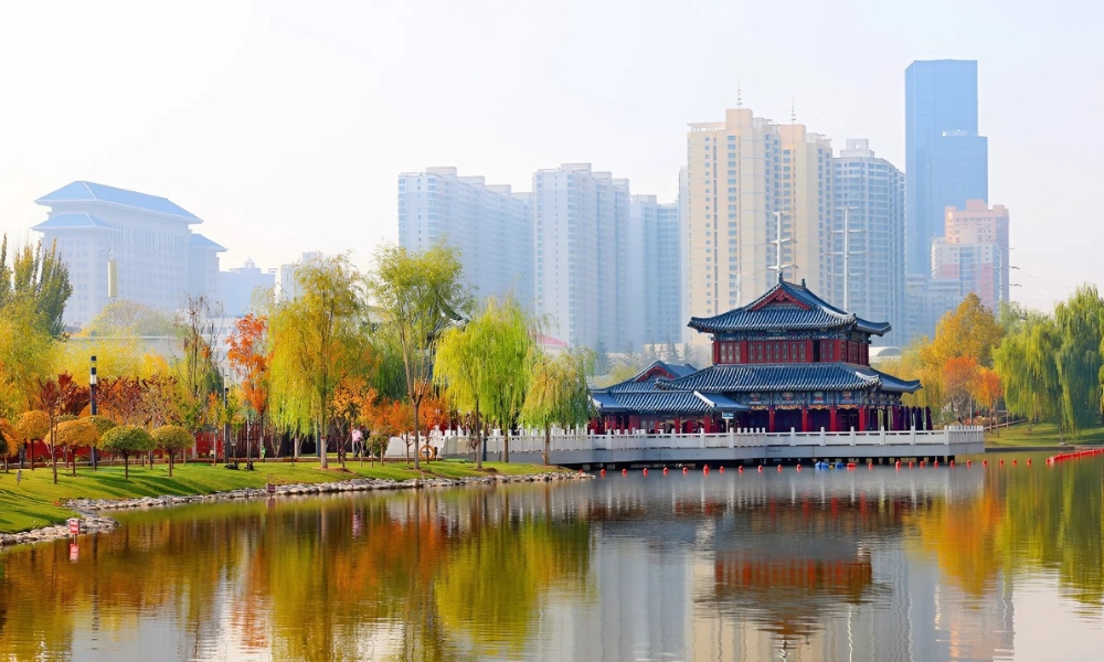 Kiến tr&uacute;c truyền thống Trung Hoa soi b&oacute;ng b&ecirc;n hồ y&ecirc;n ả giữa l&ograve;ng th&agrave;nh phố Lan Ch&acirc;u hiện đại