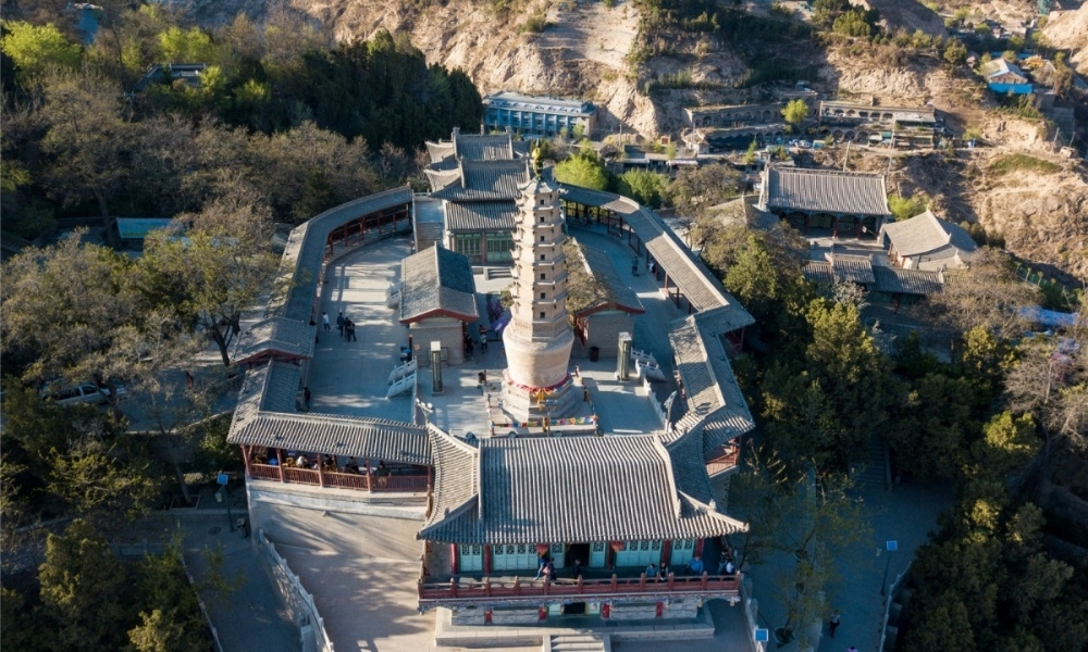 Ch&ugrave;a Bạch Th&aacute;p trong C&ocirc;ng vi&ecirc;n N&uacute;i Trắng khi nh&igrave;n từ tr&ecirc;n cao