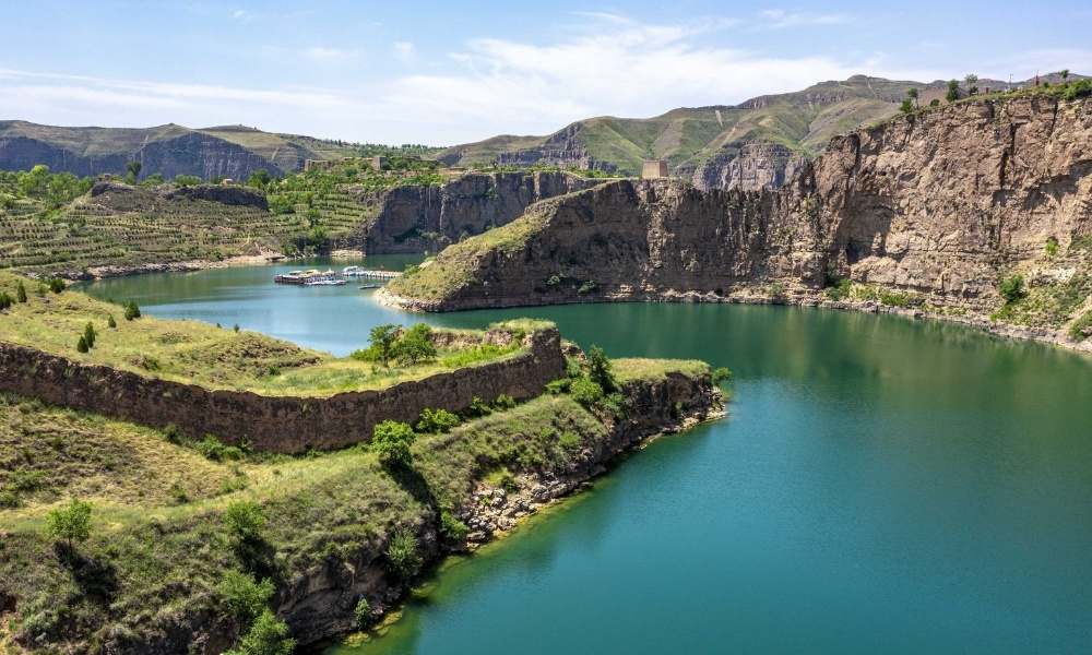 D&ograve;ng s&ocirc;ng Ho&agrave;ng H&agrave; uốn lượn giữa v&aacute;ch n&uacute;i đ&aacute; tại l&agrave;ng T&ugrave;ng Ba, Qu&yacute; Đức