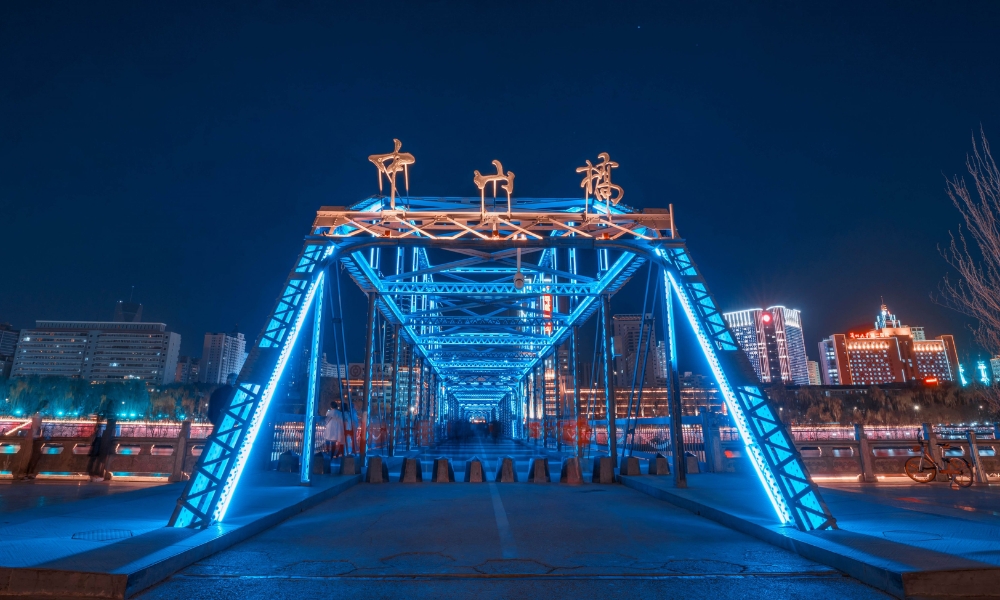 Cầu Trung Sơn tại th&agrave;nh phố Lan Ch&acirc;u rực rỡ &aacute;nh đ&egrave;n ban đ&ecirc;m b&ecirc;n d&ograve;ng Ho&agrave;ng H&agrave;