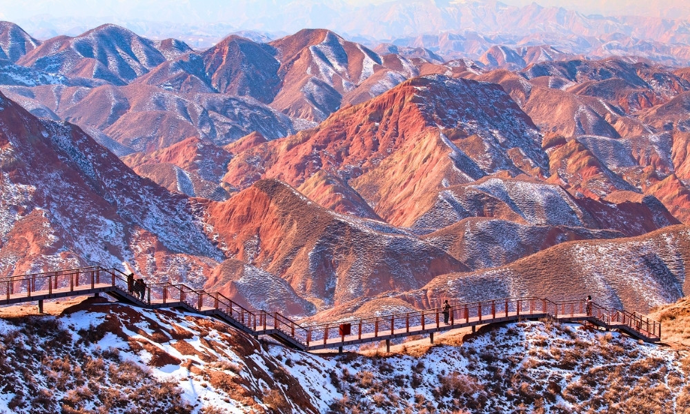 N&eacute;t h&ugrave;ng vĩ của Thủy Mặc Đan H&agrave; với n&uacute;i đỏ rực rỡ b&ecirc;n d&ograve;ng Ho&agrave;ng H&agrave; thơ mộng