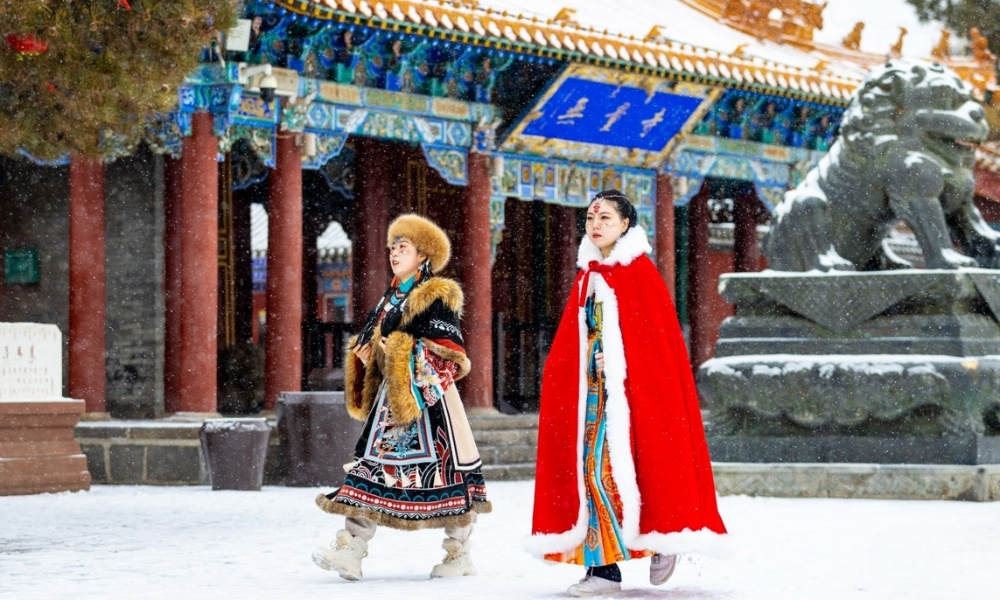 Du kh&aacute;ch trong trang phục d&acirc;n tộc rực rỡ dạo bước giữa khung cảnh tuyết phủ tại phố cổ Thanh Th&agrave;nh