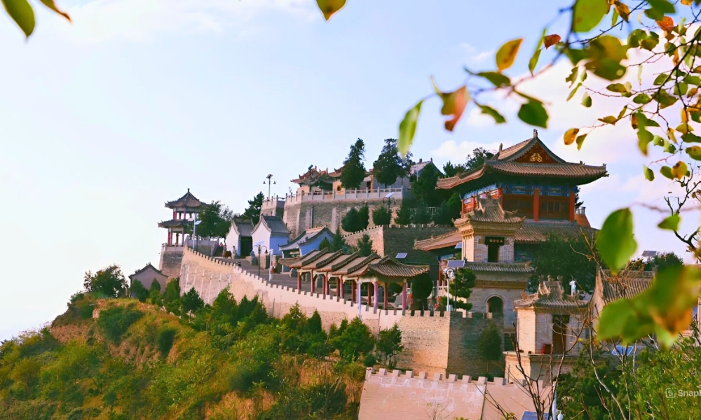 Cảnh sắc h&ugrave;ng vĩ của n&uacute;i Xinglong với rừng c&acirc;y xanh ng&uacute;t ng&agrave;n v&agrave; thung lũng s&acirc;u thẳm giữa hai đỉnh n&uacute;i cao v&uacute;t