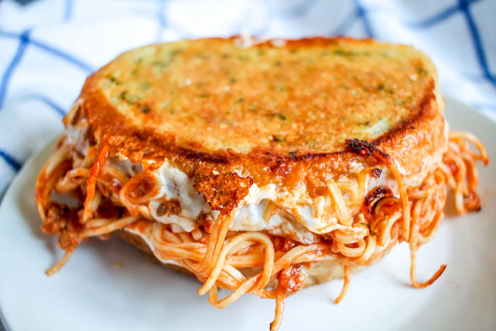 Pasta Stuffed Sandwich có lớp vỏ giòn và nhân mì Ý mới lạ