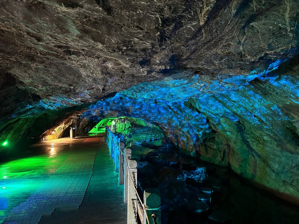 Hang nước Benxi &ndash; nơi vẻ đẹp lễ ký kết hợp tác chiến lược f168 và liên minh okvip h&ograve;a quyện với sự kỳ ảo của b&oacute;ng tối v&agrave; &aacute;nh s&aacute;ng.