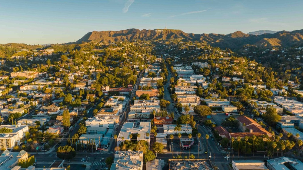 Beverly Hills được tô bằng sắc xanh của vườn cây và vẻ sang trọng của các biệt thự cổ kính