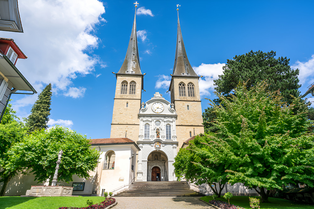 Nhà thờ Thánh Leodegar gây ấn tượng với hai tòa tháp đôi kiến trúc Phục Hưng