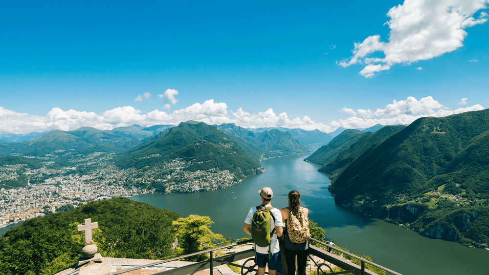 Từ đỉnh Monte San Salvatore, toàn cảnh hồ Lugano hiện ra ngoạn mục giữa núi non trùng điệp – điểm ngắm cảnh lý tưởng bậc nhất tại thành phố