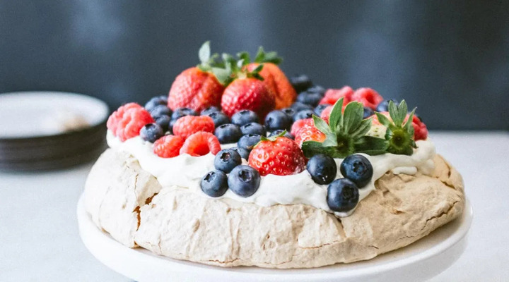 B&aacute;nh Meringue Pavlova c&oacute; h&igrave;nh thức đẹp như c&aacute;i t&ecirc;n c&ugrave;ng vị ngon kh&oacute; qu&ecirc;n