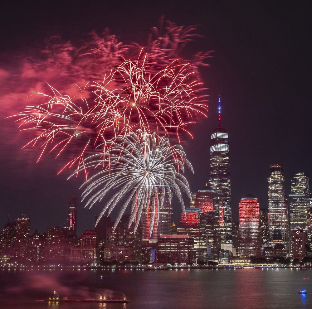 Màn pháo hoa rực rỡ mừng Quốc Khánh Mỹ tại bến cảng New York