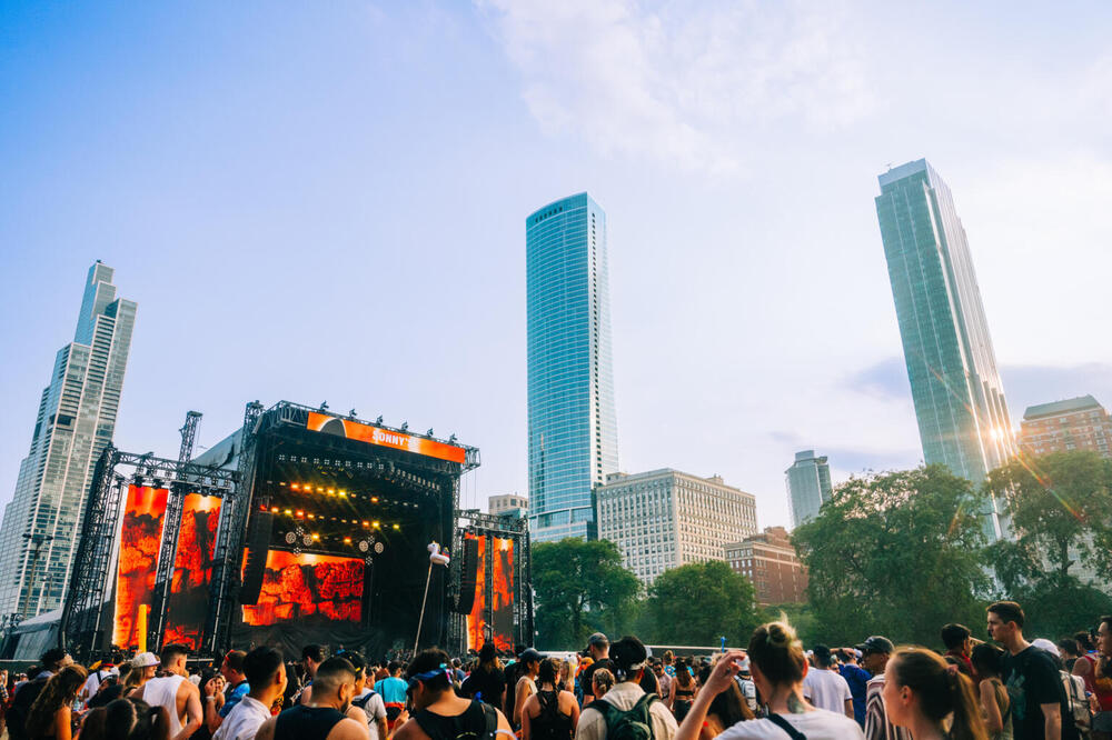 Khung cảnh dòng người tấp nập tại lễ hội âm nhạc Lollapalooza