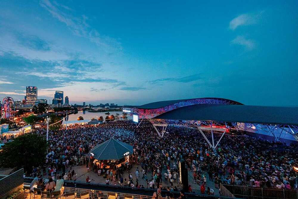 Cảnh lễ hội Summerfest đang diễn ra bên hồ Michigan