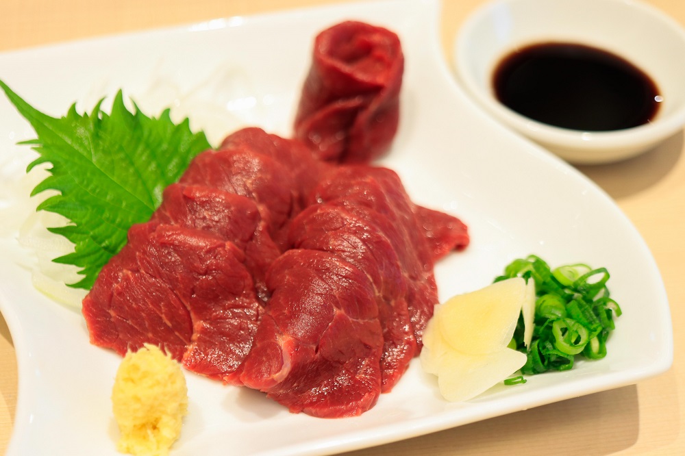 Đĩa Bashashi tươi r&oacute;i với l&aacute;t thịt ngựa sống ngọt mềm