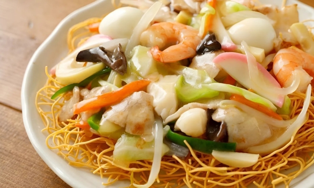 Sara Udon ăn k&egrave;m sốt sệt, nh&acirc;n rau củ v&agrave; hải sản