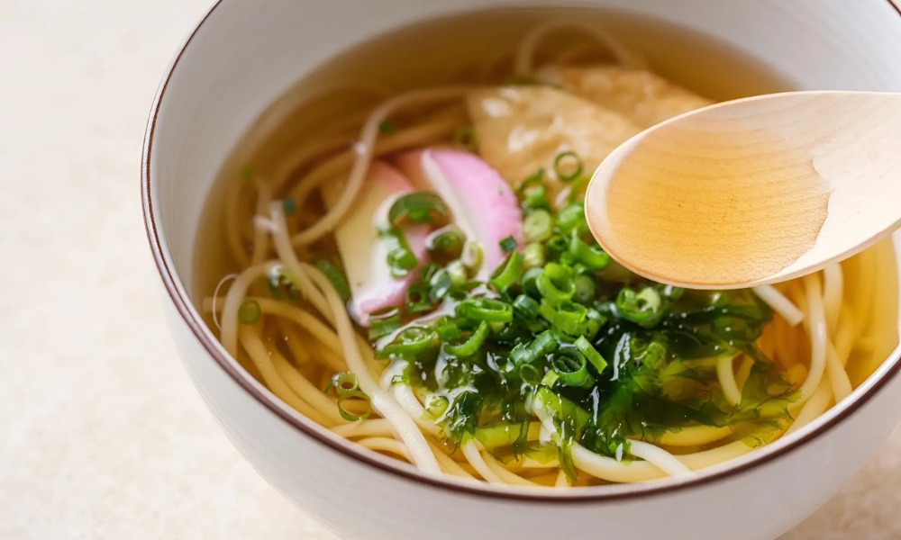 Goto Udon c&oacute; sợi mỏng, dẻo, d&ugrave;ng c&ugrave;ng nước d&ugrave;ng c&aacute; bay